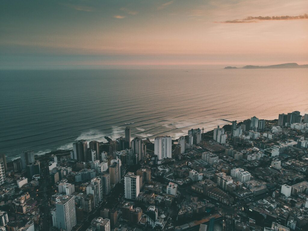 Vista aerea de edificios modernos en la costa de Lima al atardecer